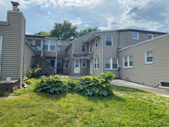 Building Photo - 1052 Main St