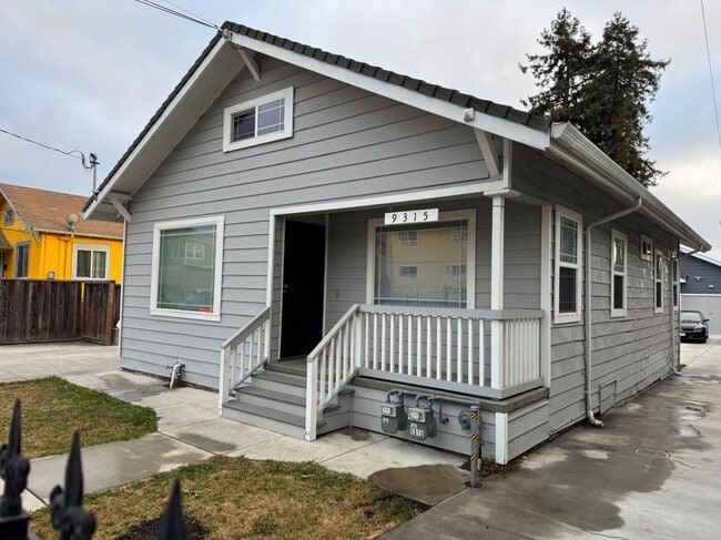 Building Photo - 9315 Hillside St
