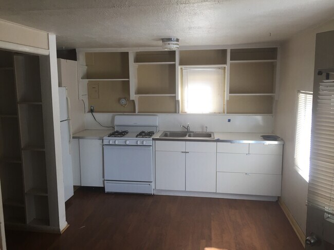 Building Photo - 16 W Brookside St