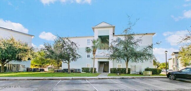 Building Photo - 8201 Green Parrot Rd