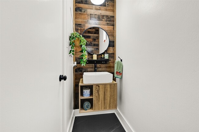 Building Photo - 1107 W 21st St