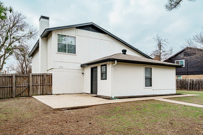 Building Photo - 1121 Via Del Rey