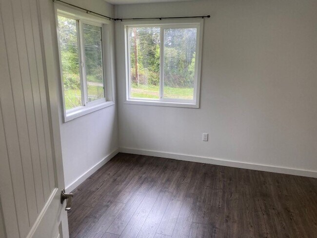 Building Photo - Remodeled 3 bed, 1 bath house with Large 2-car garage!