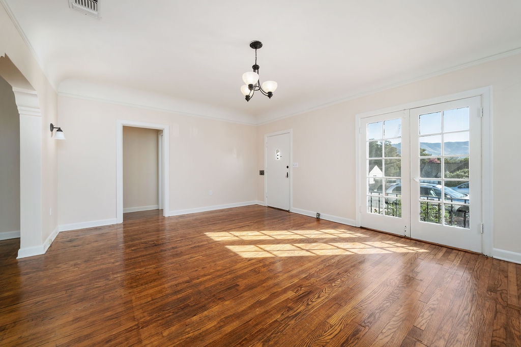 Living room is open and airy - 59 Chorro St