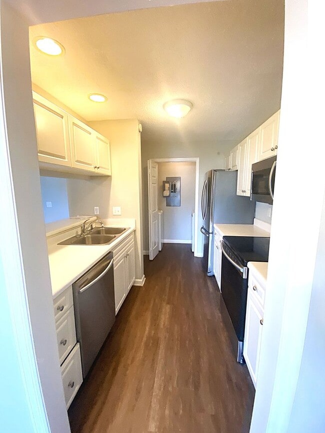 Building Photo - Freshley Painted! Updated Flooring! Centra...