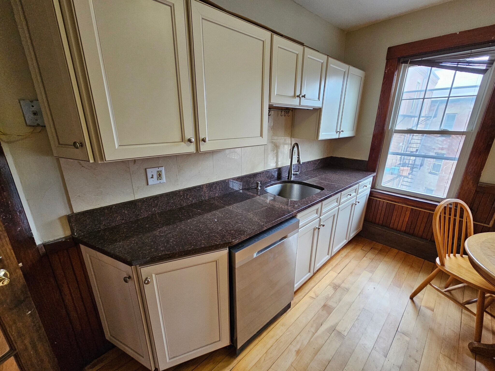 Building Photo - 82 Walnut St