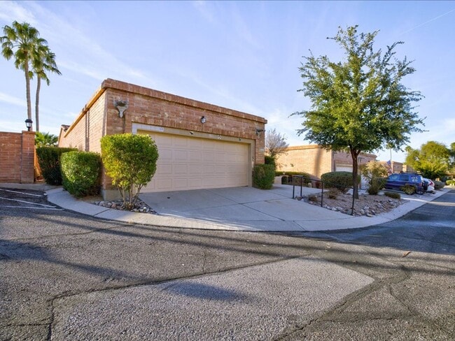 Building Photo - 3 Bedroom 2 Bathroom with Community Pool!!