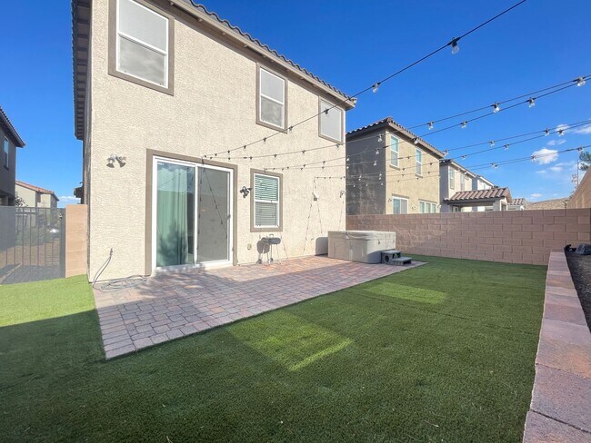 Building Photo - (Fully Furnished) 4 Bedroom + Loft,  3 Ful...