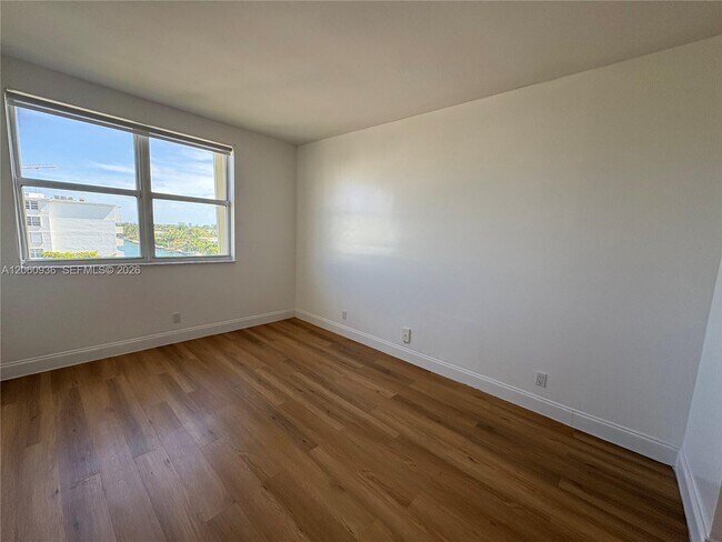 Building Photo - 10140 W Bay Harbor Dr