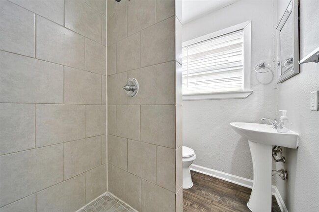 Building Photo - 1606 W 8th St