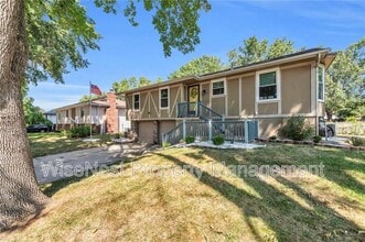 Building Photo - 305 NW Shamrock Ave