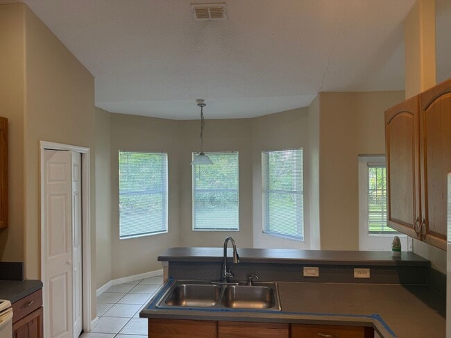 Building Photo - 18 Poinbury Dr