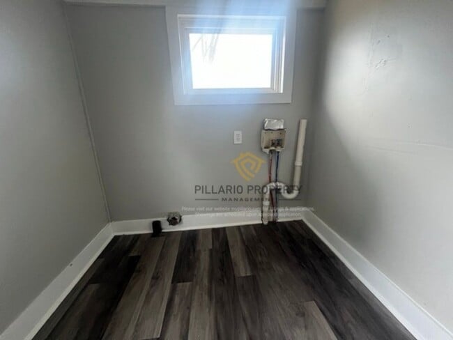 Building Photo - Close to Downtown Indy, Crown Hill, 4 Bedroom, 2 Bathroom House Available NOW!