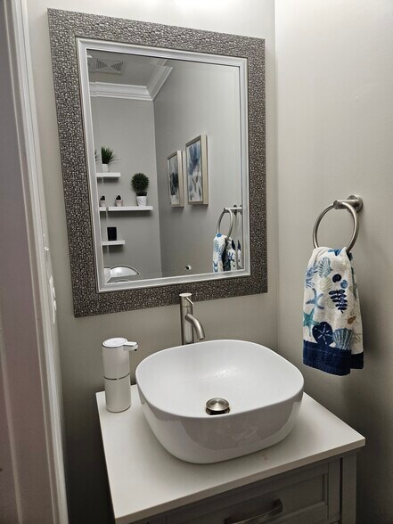 Powder room - 2348 Huntington Station Ct