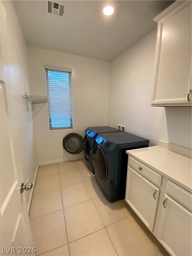 Building Photo - 3176 Fern Nook Ave