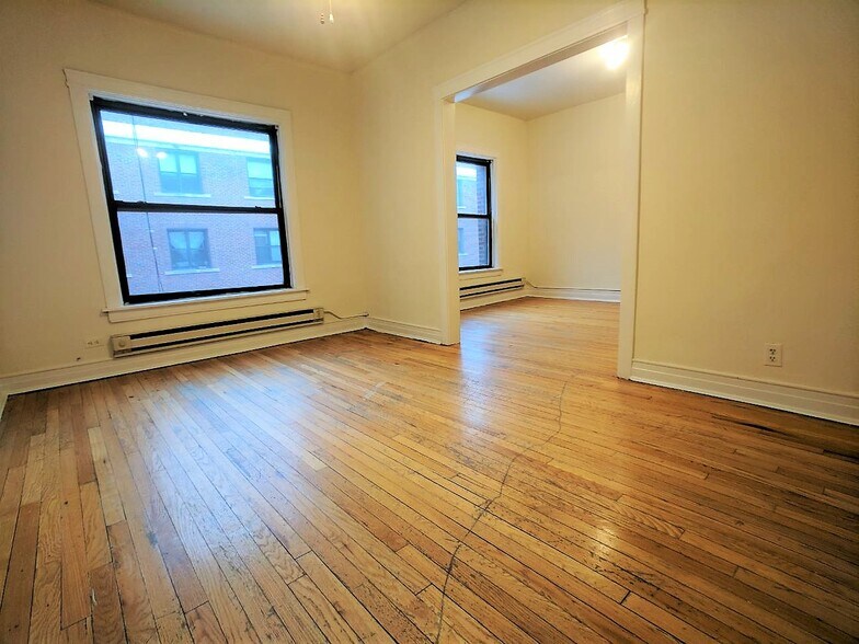 Building Photo - 822 W Waveland Ave