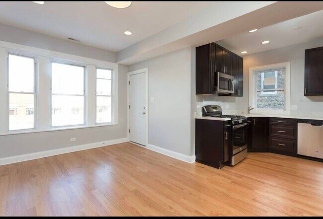 Building Photo - 2321 W Fullerton Ave