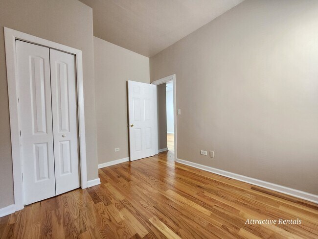 Building Photo - 1022 W 64th St