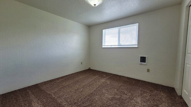 Building Photo - 128 NE Atkinson Ct