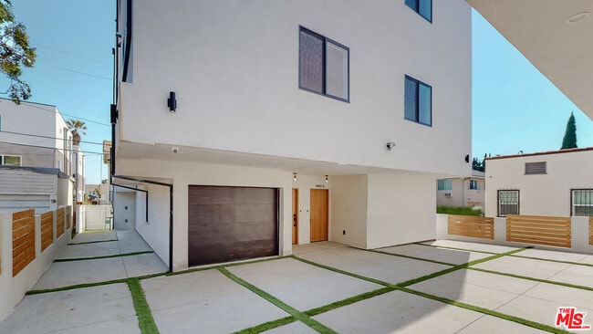 Building Photo - 4460 W Maplewood Ave