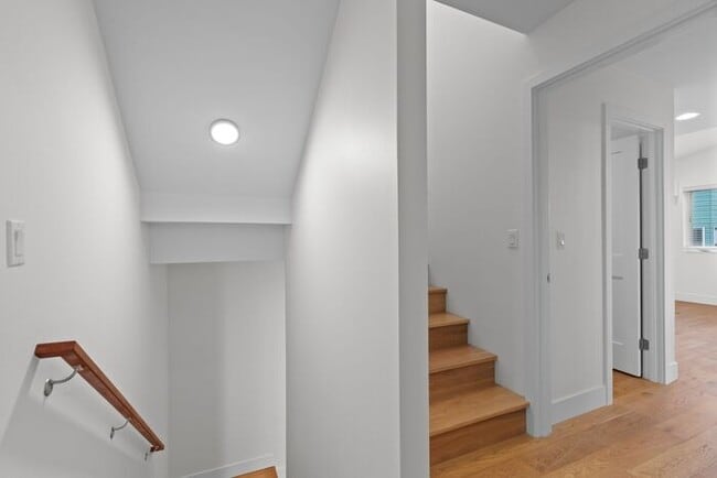 Building Photo - Stunning Modern Air-Conditioned Townhome in Coveted Whittier Heights