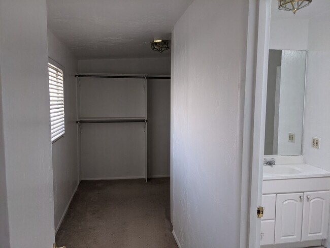 Building Photo - East Side Rental