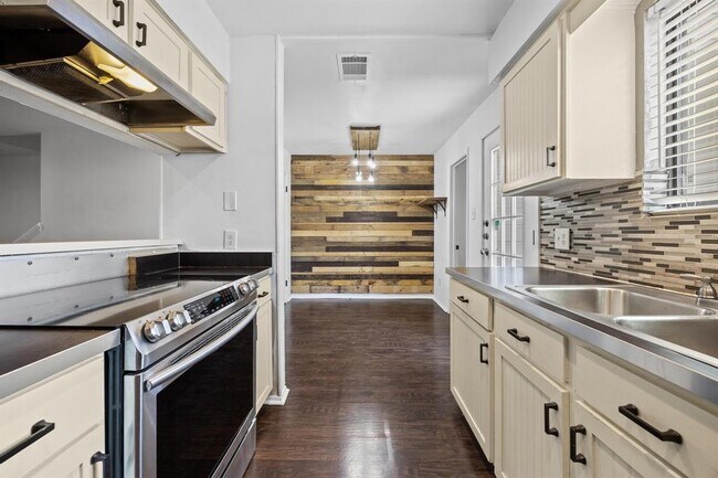 Building Photo - 802 Banister Ln