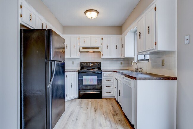 Building Photo - Four Bed, Two Bath!