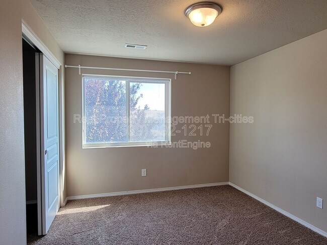 Building Photo - 533 Jordan Ln