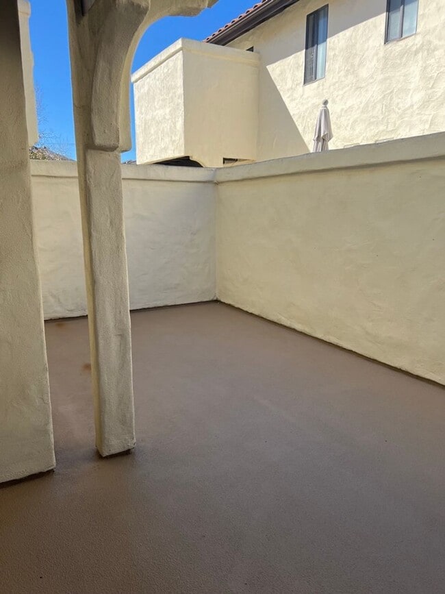 Building Photo - Meticulously maintained condo - 2 main bed...