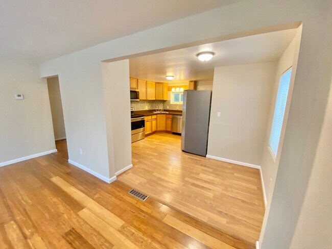 Building Photo - Newly Renovated 2 Bedroom Home in South Burlington Available 2/1