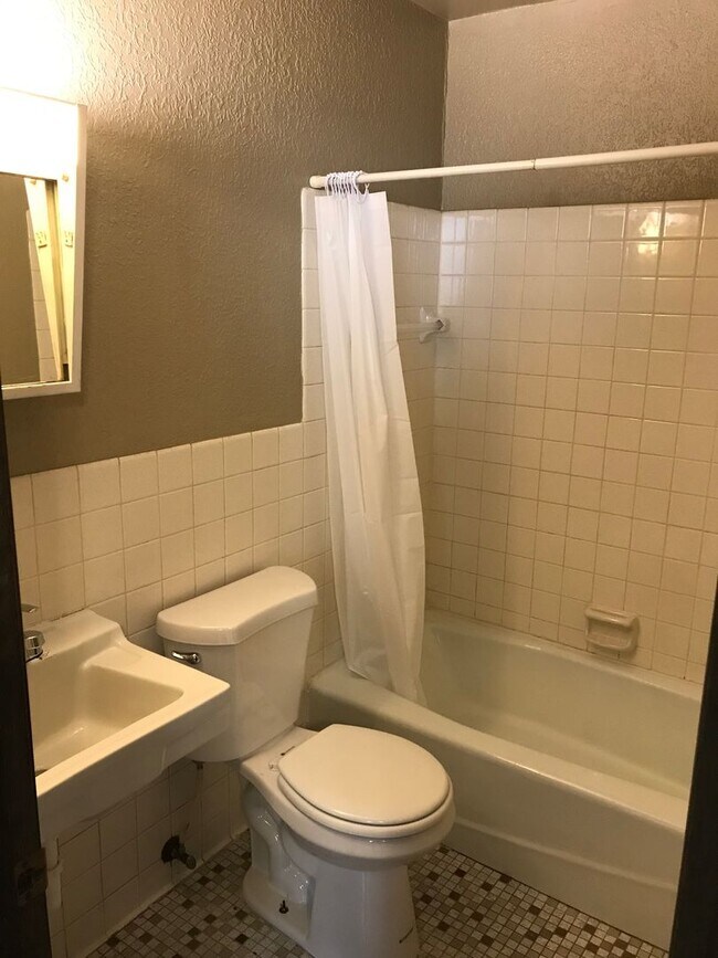 Building Photo - 1 bedroom with a Garage!!, Recently Remode...