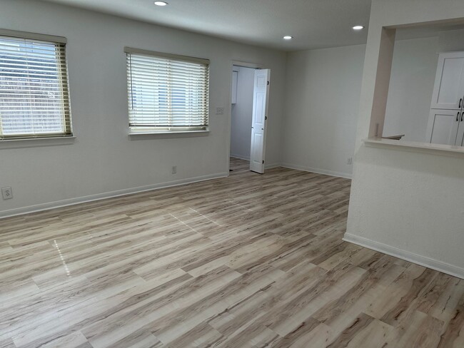 Building Photo - 3 Bedroom 2.5 Bath Townhome near Memorial ...