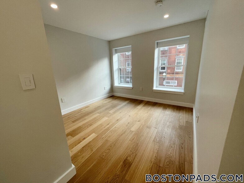 Building Photo - 22 Fleet St