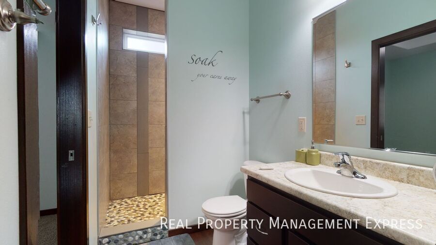 Building Photo - 4 Bed 3 Bath Luxury Home with 3 Stall Gara...