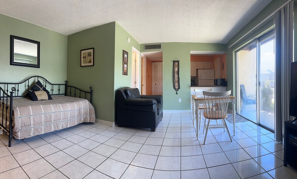 Building Photo - 4215 E Bay Dr