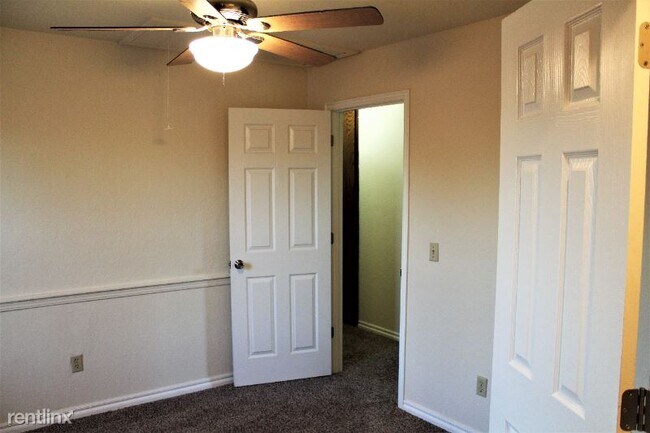 Building Photo - 2 br, 1.5 bath Townhome - 806 E Jenkins St