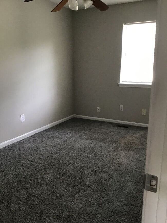 Building Photo - 3 Bed 1.5 Bath Townhome