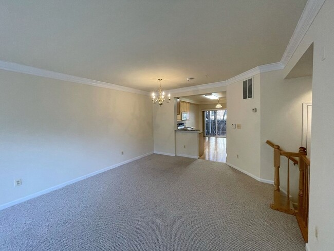 Building Photo - Amazing Vienna Townhome Condo in A Great L...