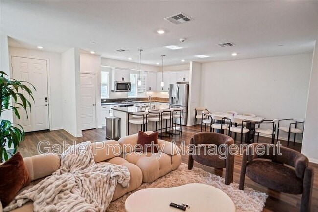 Building Photo - 27605 Sawtooth Ln