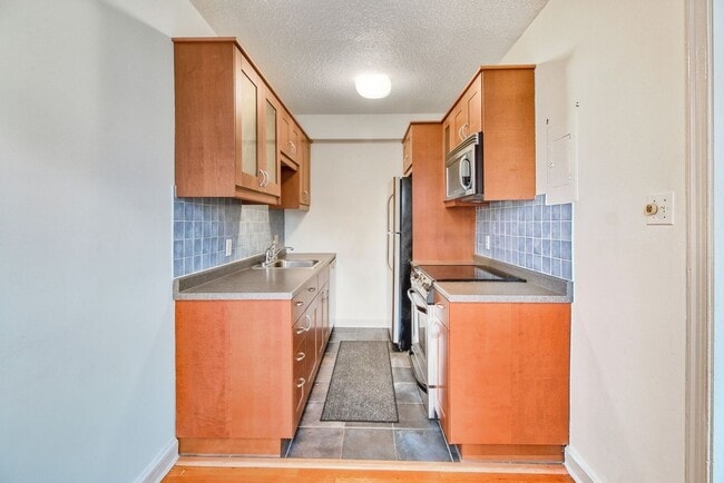 Building Photo - Spacious 1BR/1BA in Fabulous Cathedral Heights neighborhood!