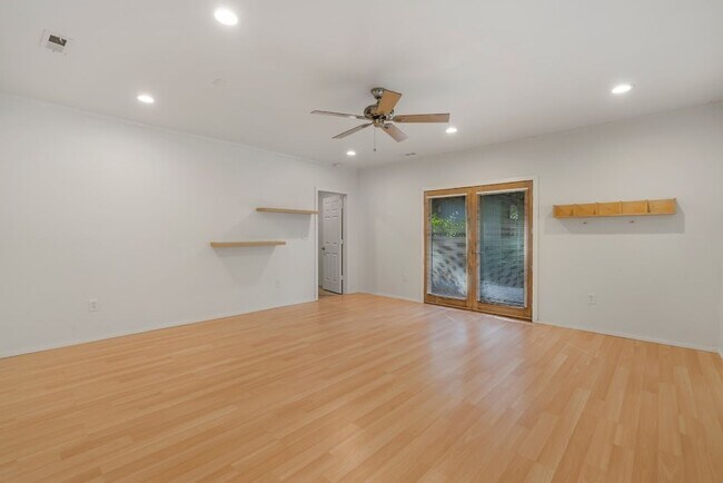 Building Photo - 2217 Sahalee Dr W