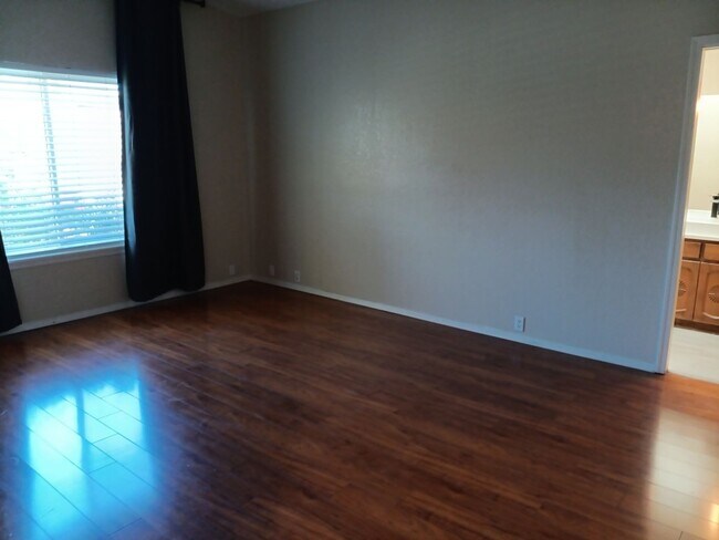 Building Photo - 3 Bedroom, 2 Bathroom Home! Schedule a Showing!