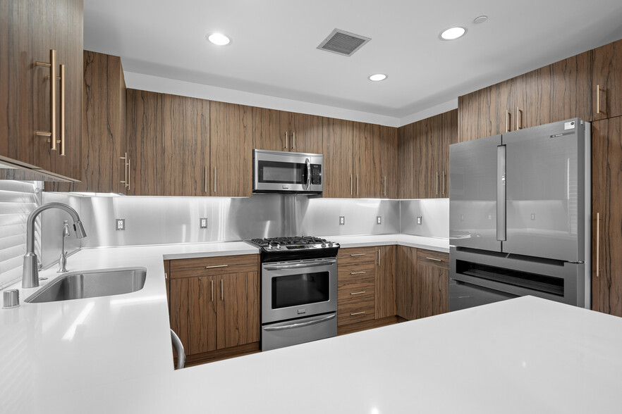 Building Photo - 11023 Fruitland Dr