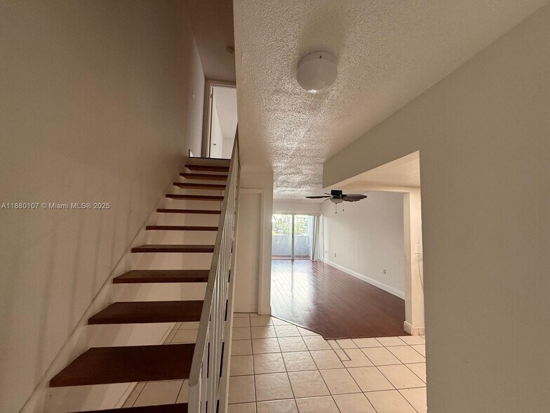 Building Photo - 9357 Fontainebleau Blvd