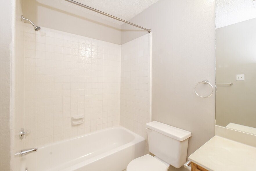 Building Photo - 1345 Jasmine Dr