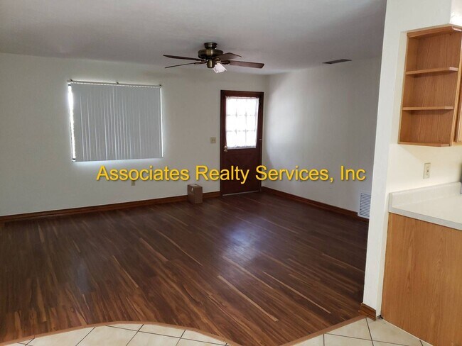 Building Photo - Renovated 2 bedroom with Office home in Springtree!