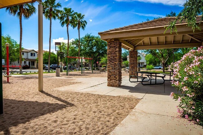 Building Photo - 1384 S Sabino Dr