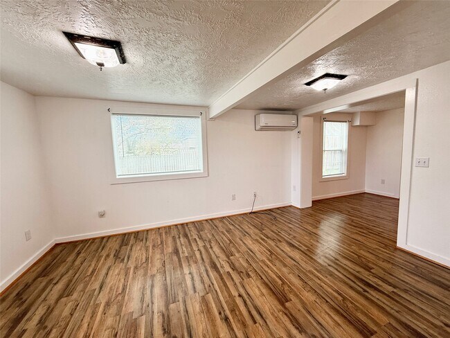 Building Photo - 232 S Tesch St