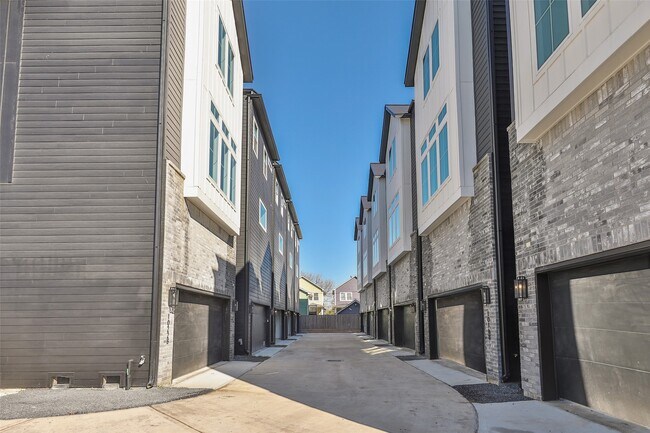 Building Photo - 1018A W 15th 1/2 St